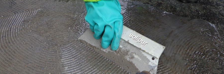 solipur - Beschichtung mit farbigen Gummigranulat , Steinteppich